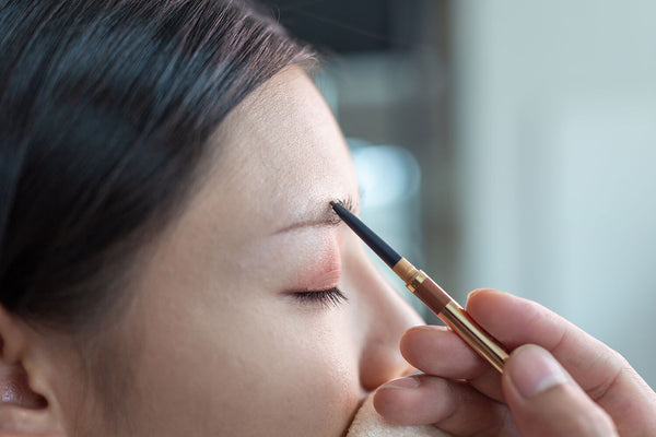 How to Use an Eyebrow Pencil and Achieve a Natural Look